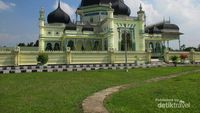 Megahnya Masjid Azizi di Sumatera Utara