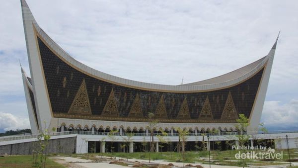 Megahnya Masjid Raya Sumatera Barat