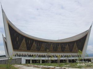Megahnya Masjid Raya Sumatera Barat