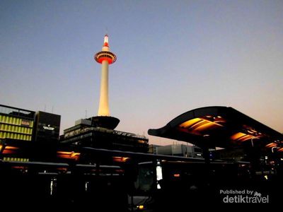 Megahnya Menara Kyoto Menjelang Malam