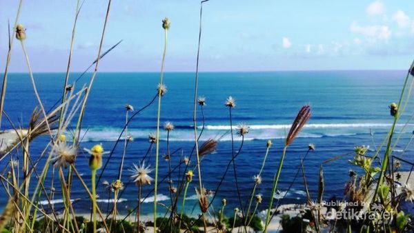 Melasti, Pesona Pantai Cantik di Balik Tebing Bali