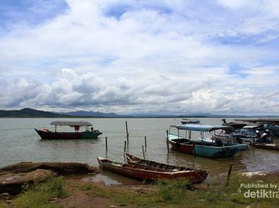 Melihat Aktivitas Nelayan di Waduk Gajah Mungkur