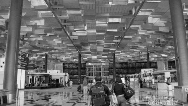 Melihat Bandara Changi di Balik Lensa Hitam Putih