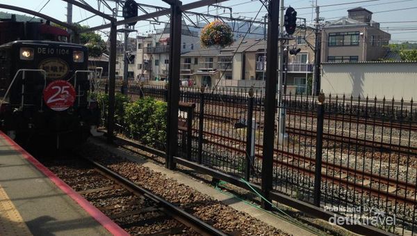 Melihat Cantiknya Arashiyama di Jepang dari Jendela Kereta