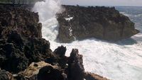 Melihat Dahsyatnya Deburan Ombak di Nusa Dua, Bali