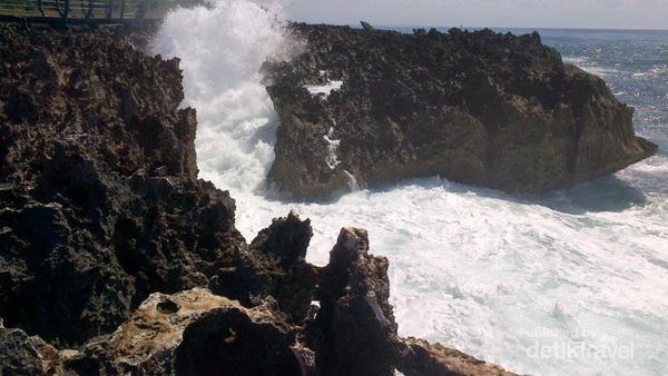 Melihat Dahsyatnya Deburan Ombak di Nusa Dua, Bali