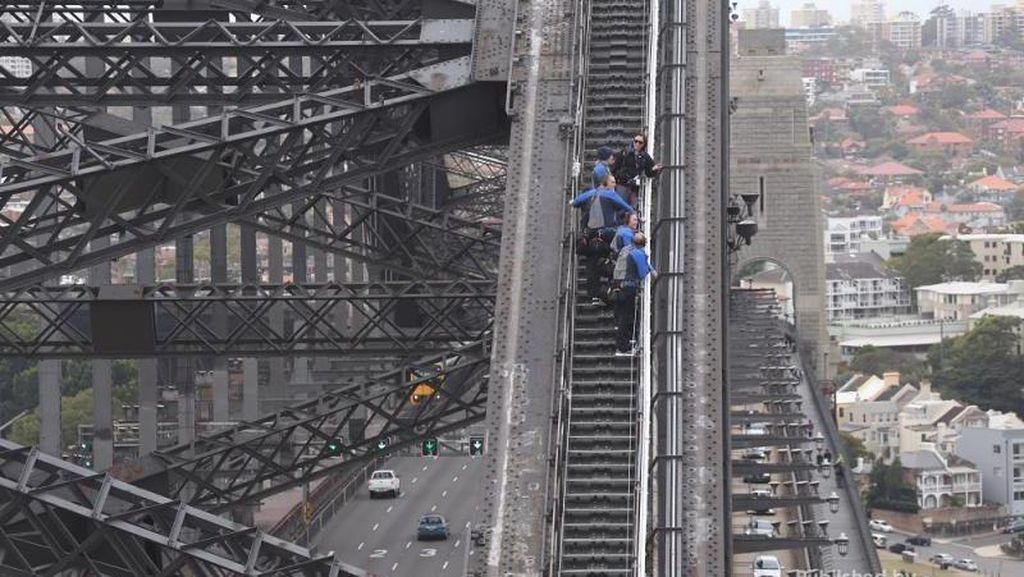 Melihat dari Dekat Jembatan Lengkung Baja Terbesar di Dunia Melihat dari Dekat Jembatan Lengkung Baja Terbesar di Dunia
