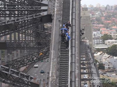 Melihat dari Dekat Jembatan Lengkung Baja Terbesar di Dunia