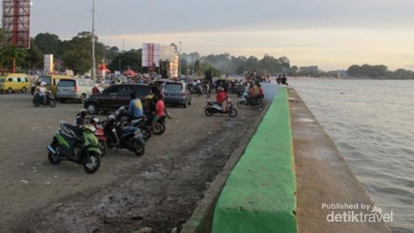 Melihat Indahnya Matahari Terbenam di Sorong