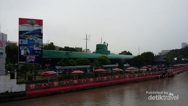 Melihat Isi Kapal Selam di Surabaya