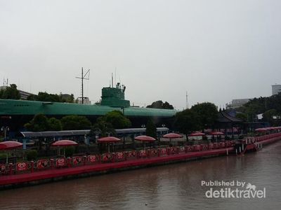 Melihat Isi Kapal Selam di Surabaya