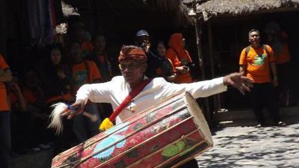 Melihat Kearifan Lokal Tarian Adat Desa Sade, Lombok