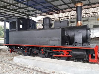 Melihat Koleksi Lokomotif Uap di Ambarawa