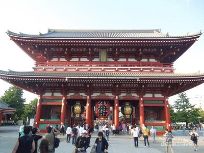 Melihat Kuil Sensoji di Tokyo, Jepang