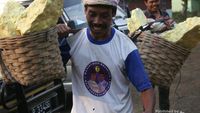 Melihat Langsung Kehidupan Pencari Belerang di Ijen