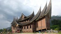Melihat Megahnya Istano Basa Pagaruyung