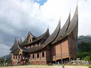 Melihat Megahnya Istano Basa Pagaruyung