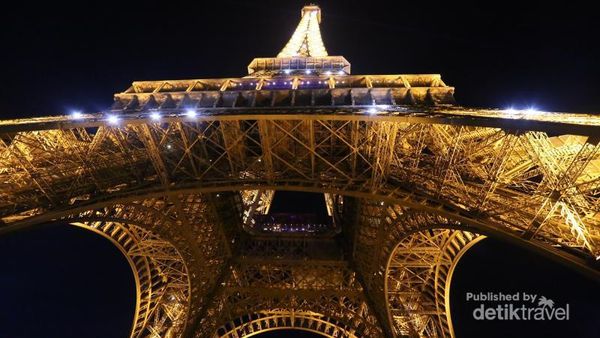 Melihat Menara Eiffel di Paris dari Dekat