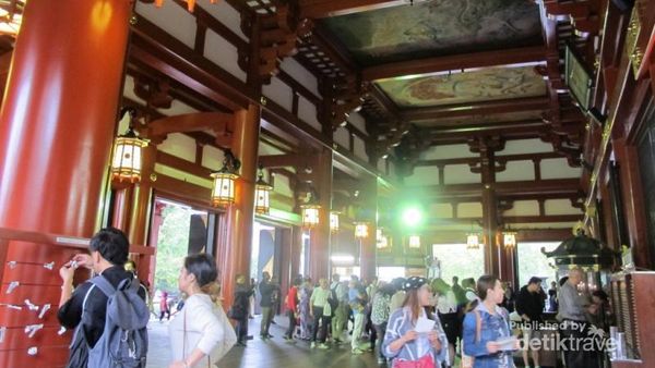 Melihat Orang Jepang Beribadah di Kuil Sensoji, Tokyo
