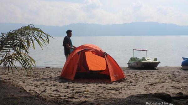 Melihat Pantai di Pulau Tengah Pulau