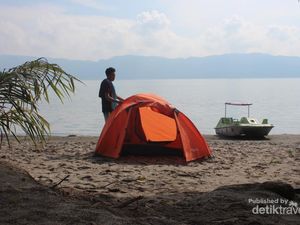 Melihat Pantai di Pulau Tengah Pulau