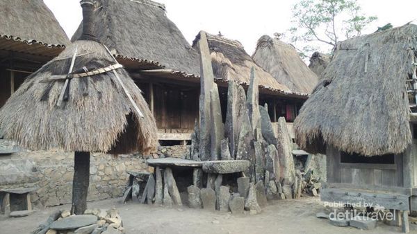 Melihat Peninggalan Zaman Purba di Kampung Adat Bena