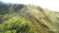 Melintasi Jembatan Setan di Gunung Merbabu