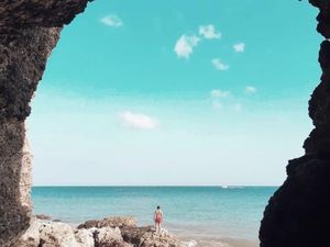 Melirik Gua Instagramable di Pantai Tegal Wangi Bali
