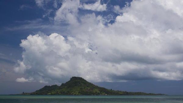 Melongok Pulau-pulau Indah di Selat Sunda
