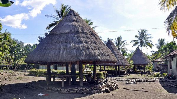 Meluangkan Waktu dengan Membuat Tenun Ikat