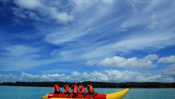 Memacu Adrenalin Naik Banana Boat di Pantai Toronipa, Sultra
