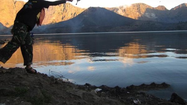 Memancing di Danau Segara Anak, Ketinggiannya 2.000 Mdpl
