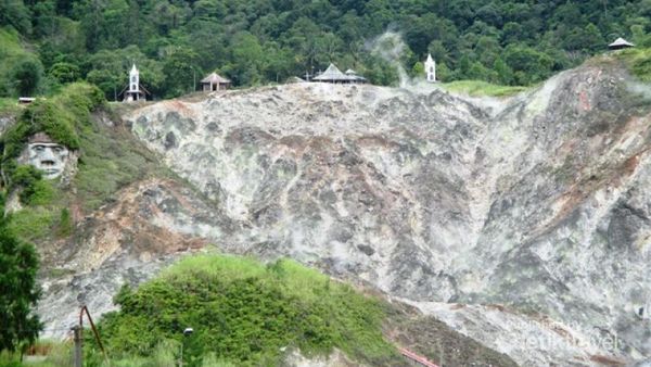 Memanjatkan Doa Dari Puncak Bukit Doa Tomohon