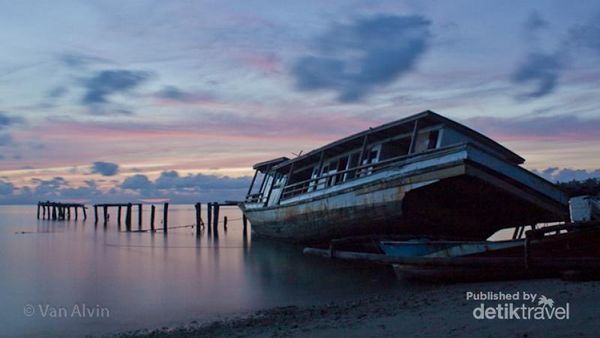 Menanti Fajar Merekah di Pulau Sebesi Lampung