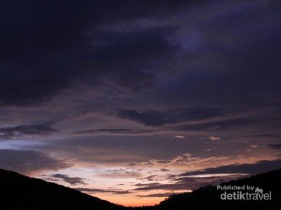 Menanti Kilau Emas Senja di Alun-Alun Suryakencana