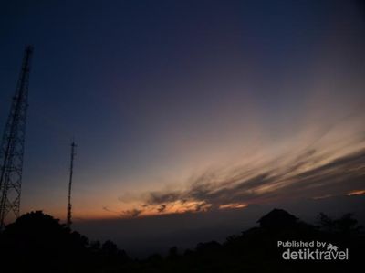 Menanti Pagi di Kaki Gunung Salak