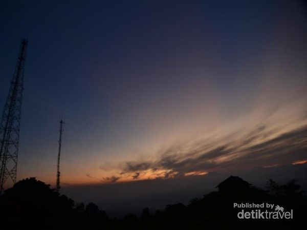 Menanti Pagi di Kaki Gunung Salak