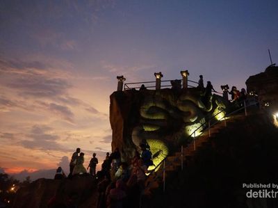 Menanti Senja di Tebing Breksi Yogyakarta