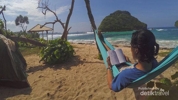 Menanti Sunrise Pantai Goa Cina Malang, Pernah?