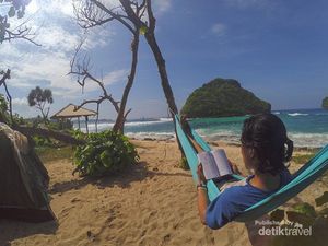 Menanti Sunrise Pantai Goa Cina Malang, Pernah?
