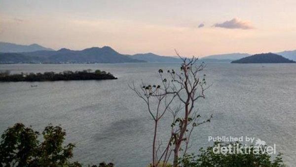 Menanti Sunset Dahsyat Pantai Kolo di Bima