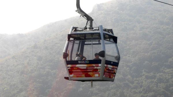 Menatap Indahnya Pulau Hong Kong dari Kereta Gantung