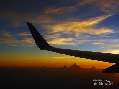 Menatap Kemegahan Gunung Slamet dari Kaca Pesawat
