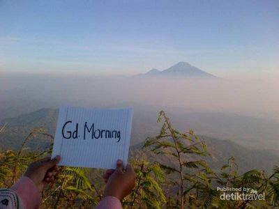 Menatap Lautan Awan dari Puncak Suroloyo di Kulon Progo