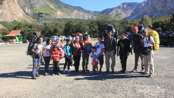 Mendaki Gunung Papandayan dengan Anak, Bisa!