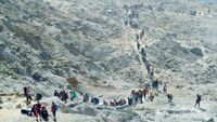 Mendaki Gunung Papandayan yang Eksotis