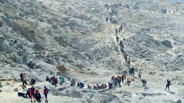 Mendaki Gunung Papandayan yang Eksotis