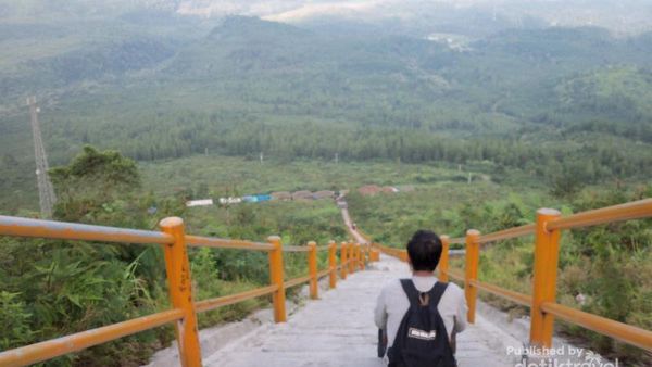 Mendaki Ratusan Anak Tangga Menuju Kawah Galunggung