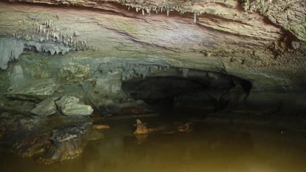 Menembus Kegelapan Goa Temuluang