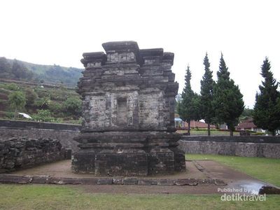 Menengok Candi GatotKaca di Dieng